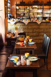 zwei Tische in einem Restaurant mit Essen drauf in der Unterkunft Gästehaus Mezcalero in Dresden