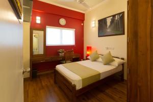 Un dormitorio con una cama, un escritorio y un espejo. en Shalom Residence Nawala, en Colombo 33 fotos más