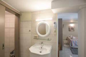 Un baño de City Life Port Hotel