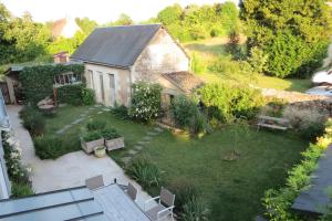 een luchtzicht op een huis met een tuin bij Maisonnette (type studio) Indépendante in Montlouis-sur-Loire