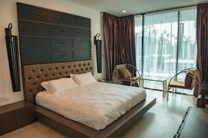 a bedroom with a large bed with a large window at Hermitage Boutique House in Taiping +41 photos