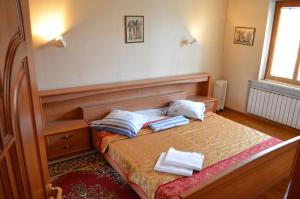 キーウにあるApartments near Khreshchatykのベッドルーム1室(ベッド1台、タオル2枚付)