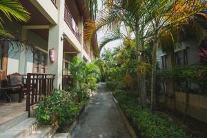 un corridoio di una casa con alberi e piante di Buathong Place a Lamai Beach