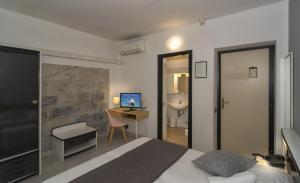 TV a/nebo společenská místnost v ubytování Hotel Amalfitana