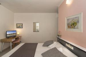 TV a/nebo společenská místnost v ubytování Hotel Amalfitana