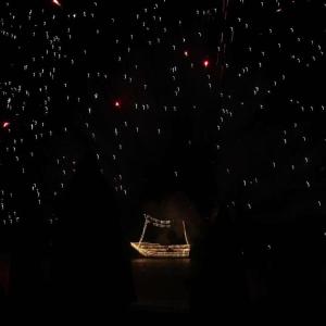 łódź w wodzie w nocy z fajerwerkami w obiekcie Hotel Capital w mieście Cupra Marittima