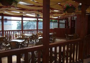 un restaurante con mesas y sillas en un balcón en Hotel Golden Beach, en Eforie Nord