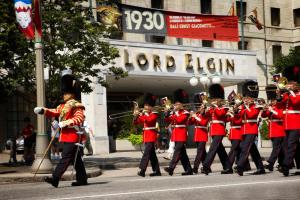 una banda en un desfile por una calle en Lord Elgin Hotel, en Ottawa