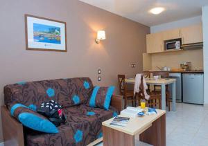 een woonkamer met een bank en een tafel bij Goélia Les 7 Iles in Perros-Guirec