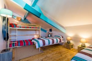 sypialnia z 2 łóżkami piętrowymi w pokoju w obiekcie Nami House w mieście Anglet