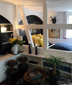 Quai 17 Maison d'hôtes في ستراسبورغ: غرفة نوم مع سرير مع مرآة كبيرة