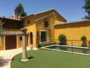 Bazén v ubytovaní Villa Cornelius Lujo Rural 5 Estrellas Verdes alebo v jeho blízkosti