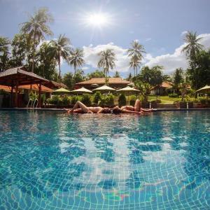 un grupo de personas tumbadas en una piscina en Phu Quoc Eco Beach Resort, en Phu Quoc