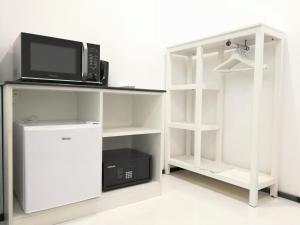 Dapur atau dapur kecil di YAMA HOTEL & ROOFTOP BAR