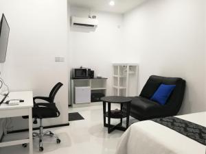 Televisyen dan/atau pusat hiburan di YAMA HOTEL & ROOFTOP BAR