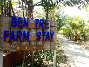 ein Schild, auf dem steht, dass Benrine auf einer Straße übernachtet in der Unterkunft Ben Tre Farm Stay in Ben Tre