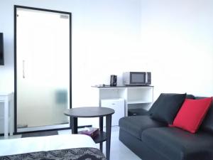 Televisyen dan/atau pusat hiburan di YAMA HOTEL & ROOFTOP BAR