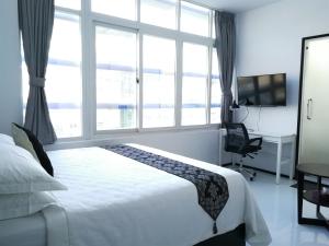 Katil atau katil-katil dalam bilik di YAMA HOTEL & ROOFTOP BAR