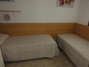 una camera con due letti di Villa Letizia a Bibione