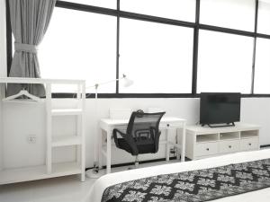 Televisyen dan/atau pusat hiburan di YAMA HOTEL & ROOFTOP BAR