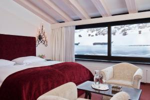 Postel nebo postele na pokoji v ubytování A-ROSA Collection Hotel Thurnher's Alpenhof