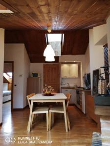 una cucina e una sala da pranzo con tavolo e sedie di Happy House a Gubbio