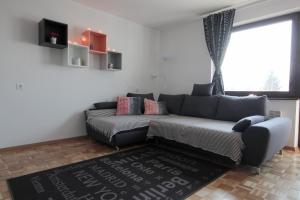 - un salon avec un canapé et un tapis dans l'établissement Apartment Amazing View, à Bohinj