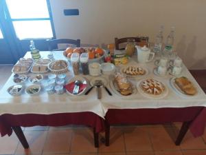 - une table avec des aliments pour le petit-déjeuner dans l'établissement Agriturismo L'Ulivo, à Padula