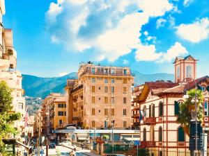 um grupo de edifícios numa rua da cidade em Hotel Portofino em Rapallo