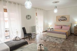 una camera con due letti e una macchina sul muro di Gabrielli Rooms & Apartments - FIERA a Verona