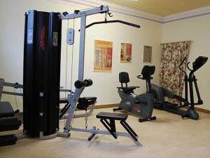 un gimnasio con varios equipos de ejercicio en una habitación en Aktivhotel Karla, en Mauterndorf