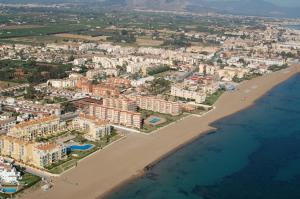 eine Luftansicht auf einen Strand und Gebäude in der Unterkunft Apartamento primera línea de mar in Denia