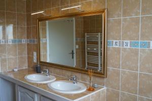 Bilik mandi di Appartement Janas , Haut de villa 90m2 +15 gambar