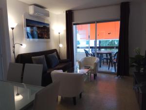 ベニドルムにあるApartment 2 bedrooms, 250m Levante beachのリビングルーム(ソファ、テーブル、椅子付)