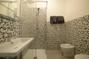 W łazience znajduje się prysznic, umywalka i toaleta. w obiekcie SaMi B&B w mieście Scalea