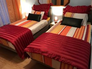zwei Betten nebeneinander in einem Zimmer in der Unterkunft Wagner Ferien Apartments in Essen