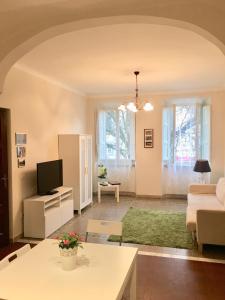 a living room with a couch and a tv at Casa Francesca in Lucca