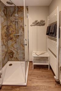 een badkamer met een douche en een glazen deur bij Alte Schmiede zu Trarbach in Traben-Trarbach