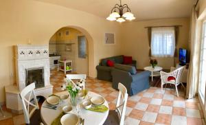 Posezení v ubytování Napostó Pihenőház - Sunnylake Suites