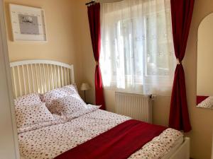 Postel nebo postele na pokoji v ubytování Napostó Pihenőház - Sunnylake Suites