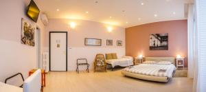 波隆那的住宿－博洛尼亞多米瑞住宿加早餐旅館，一间卧室配有一张床、一张沙发和一把椅子