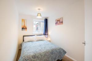 Кровать или кровати в номере Comfy 2BR Flat with Wi-Fi in Bishop's Stortford