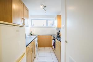 Кухня или мини-кухня в Comfy 2BR Flat with Wi-Fi in Bishop's Stortford
