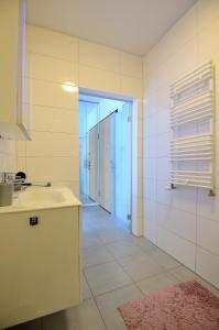 A bathroom at Victus Apartamenty, Apartament Cadena 3