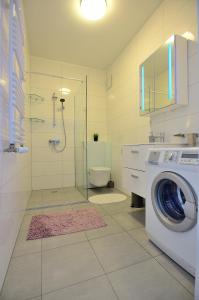 ソポトにあるVictus Apartamenty, Apartament Cadena 3のバスルーム(トイレ、洗濯機付)