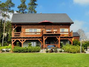 デュルビュイにあるAffluent Chalet in Septon with bubble bathの大きな木造家屋(大きなデッキ付)