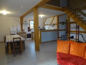 uma sala de estar com uma mesa e uma cozinha em Gite de l'étang em Belval-en-Argonne