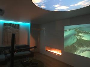 A television and/or entertainment centre at B&B Wellness Yoake