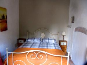 um quarto com uma cama com um cobertor azul e laranja em tuscanrooms apartment em Lucca