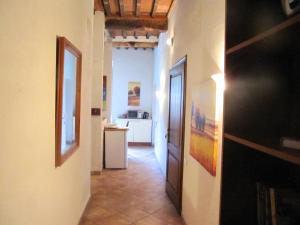un corridoio con corridoio che conduce a una camera con cucina di tuscanrooms apartment a Lucca
